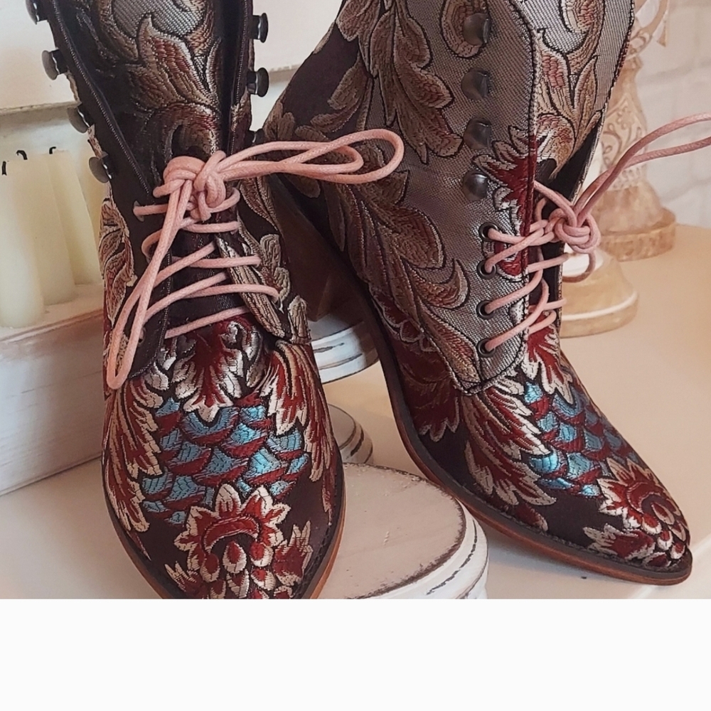 Floral Embroidered Women's Boots Booties Size 8.5 - Picture 2 of 6